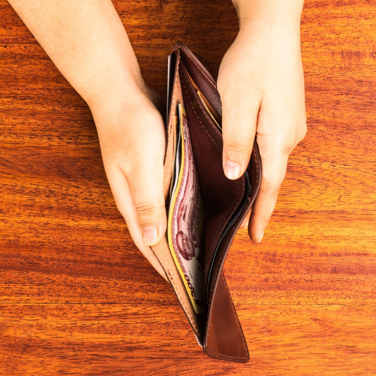 Classic Modern – Slim Bifold Leather Wallet Red Wine - Image 3