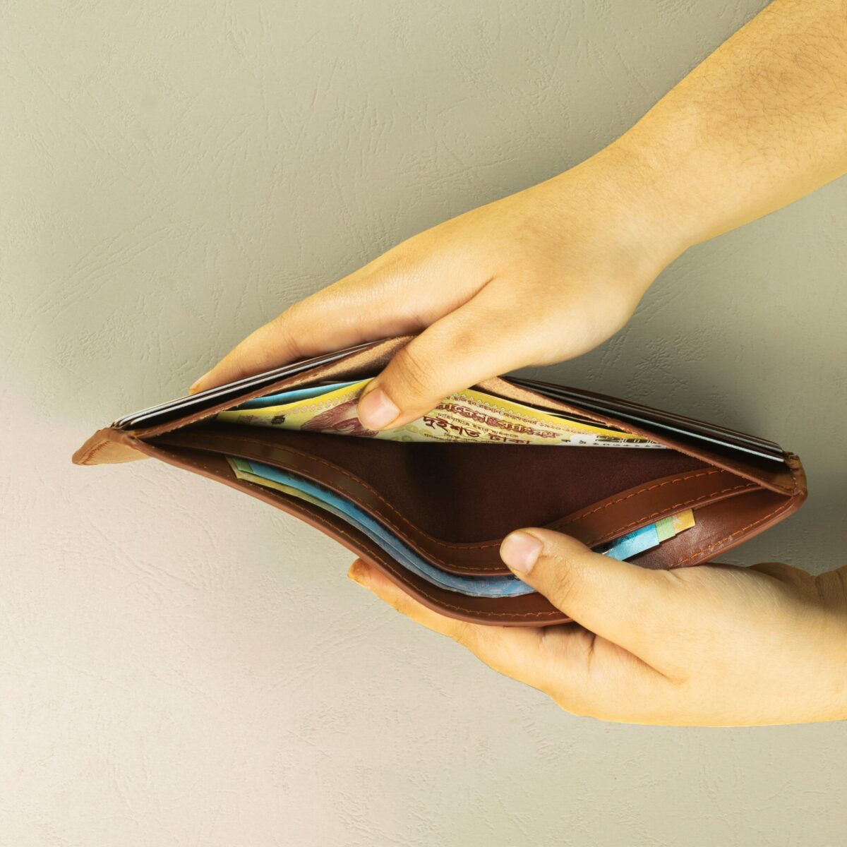 Classic Modern – Slim Bifold Leather Wallet Camel - Image 3