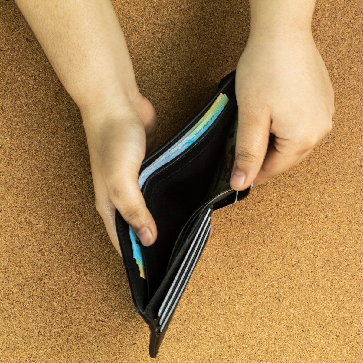 Classic Modern – Slim Bifold Leather Wallet Black - Image 3