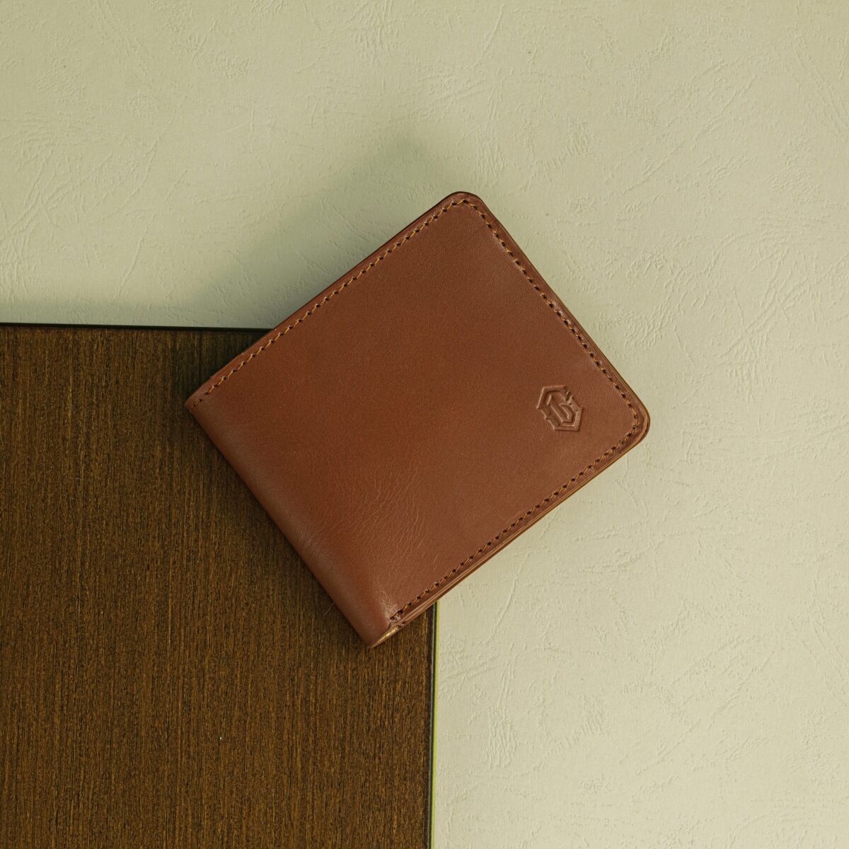 Classic Modern – Slim Bifold Leather Wallet Camel - Image 1